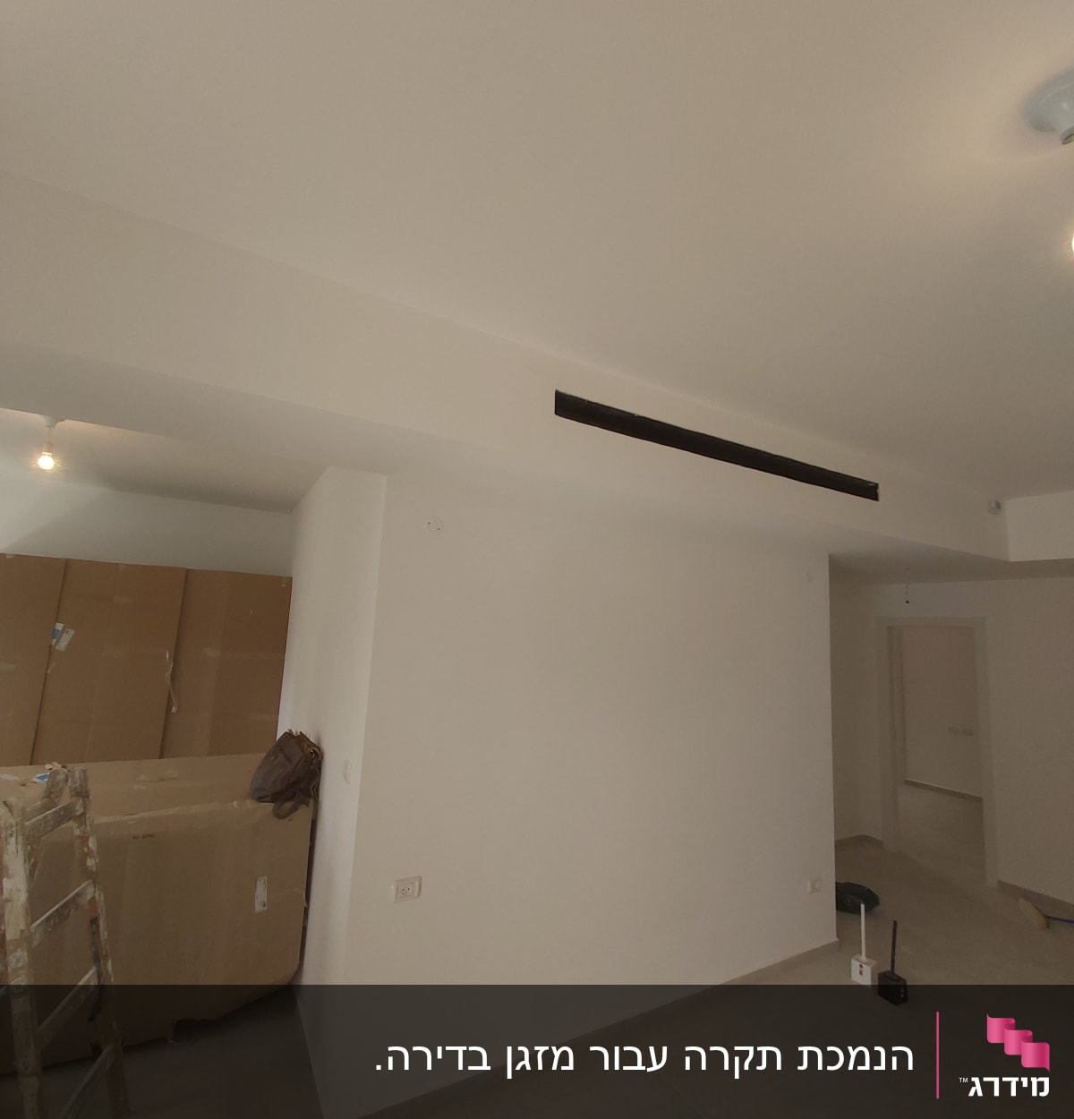 קיר גבס עם פתחי אוורור ותאורה בתקרה